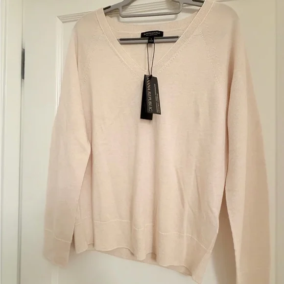 Banana Republic Women's Merino Wool Cream V-Neck Sweater - Picture 1 of 7